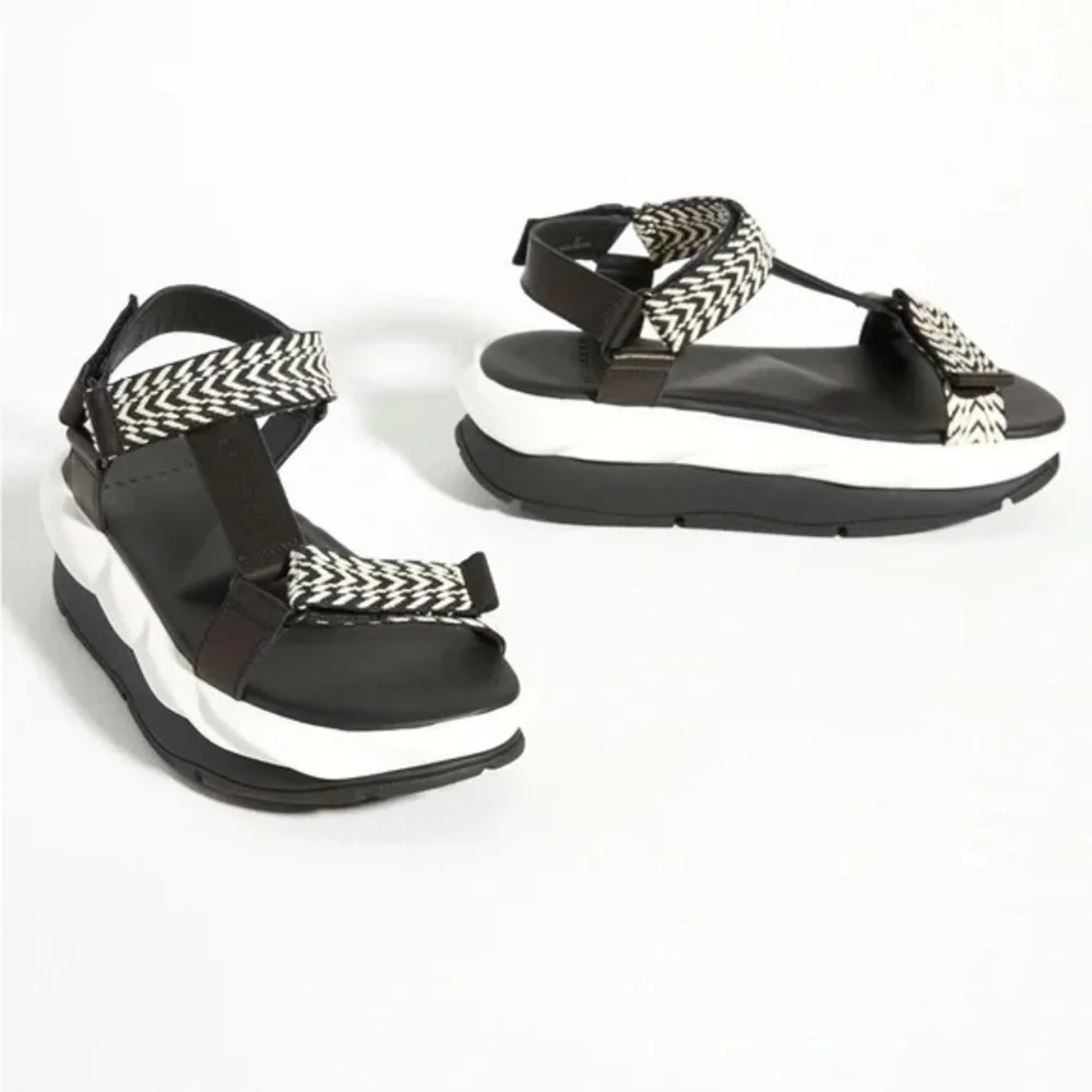 ❤️🔥❤️4CCCCEES BLACK & White sport sandal size 7 or 9 US❤️🔥❤️ - Picture 1 of 11